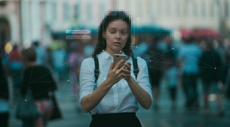 jonge vrouw met telefoon