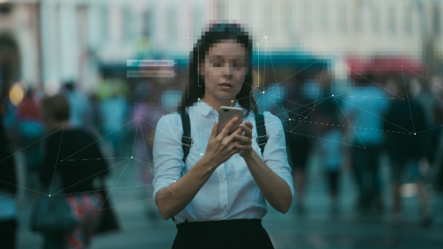 jonge vrouw met telefoon